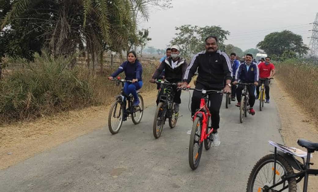 महासमुंद : साइकिल चलाकर नक्सल प्रभावित क्षेत्र पहुंचे एसपी, ... - CG Sandesh