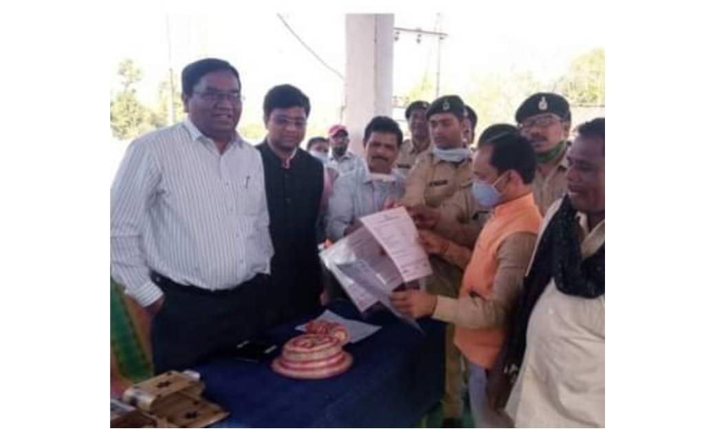 महासमुंद कलेक्टर  डोमन सिंह जी ने बागबाहरा आदिवासी बाहुल्य क... - CG Sandesh