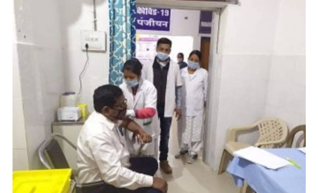  बगीचा प्रशासन ने कोविड 19 का लगवाया टीका  - CG Sandesh