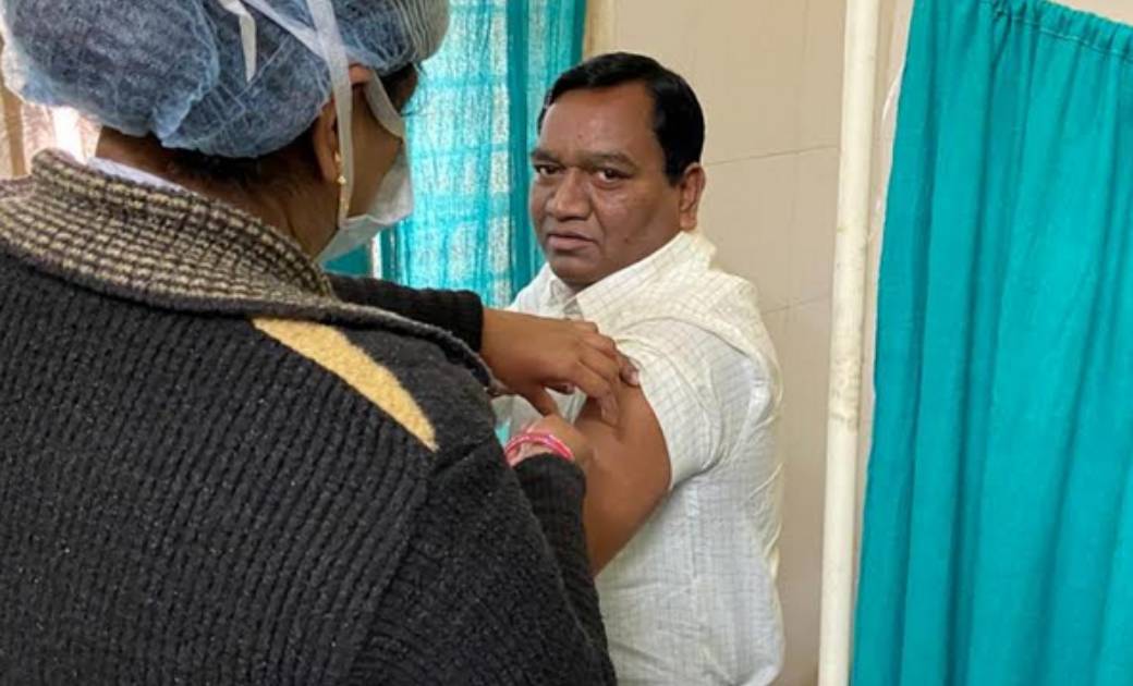 महासमुन्द : कलेक्टर ने लगवाया कोविड का टीका, बाद में सरकारी ... - CG Sandesh