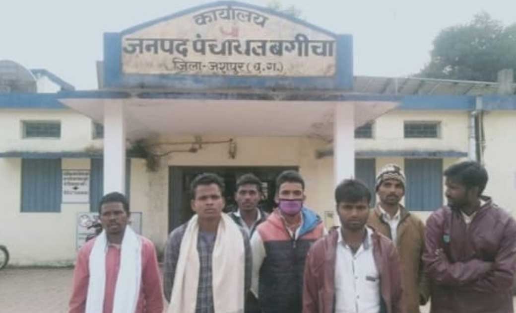 सहायक सचिव की मनमानी से ग्रामीण बेरोजगार, हटाये जाने की मांग - CG Sandesh