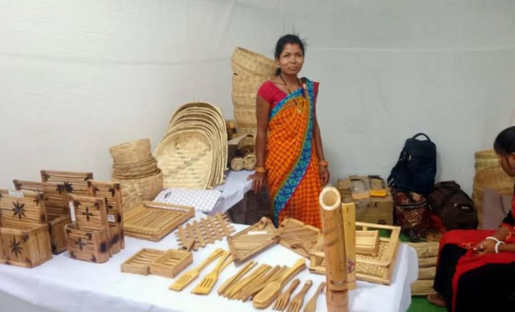 महासमुन्द : ढोड़ के कमार जनजातियों द्वारा बांस से निर्मित साम... - CG Sandesh