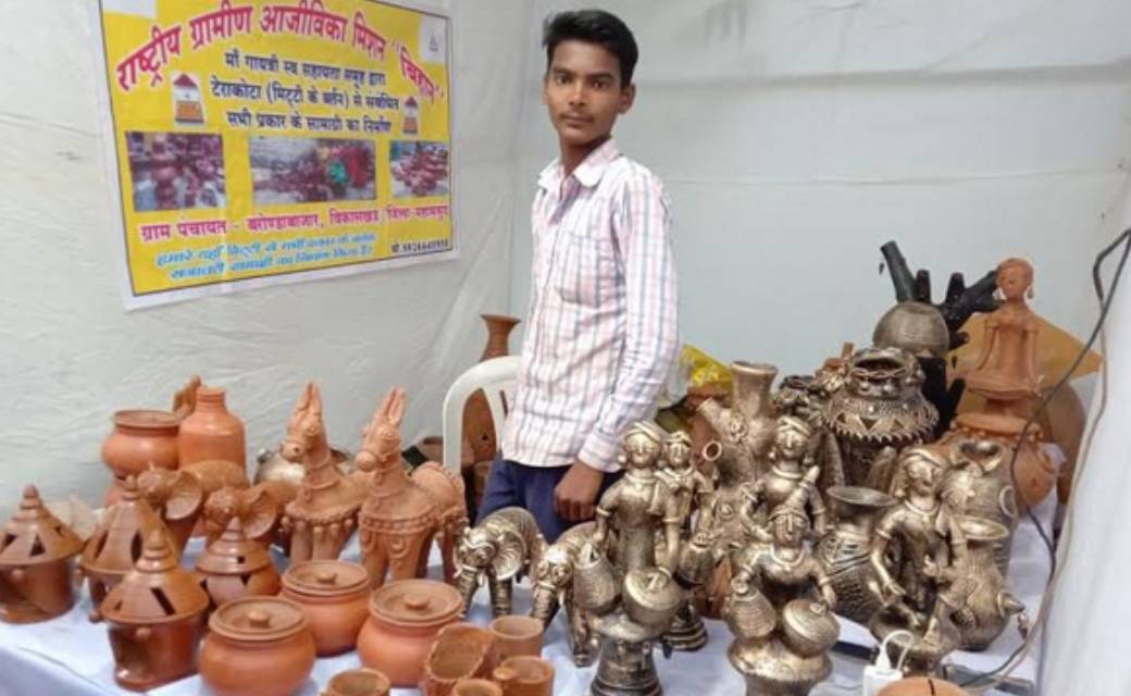 महासमुंद : बरोण्डाबाजार के समूह द्वारा बनाए गए टेराकोटा शिल्... - CG Sandesh