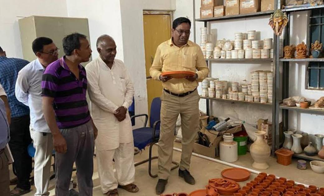 महासमुंद : कलेक्टर  डोमन सिंह ने सिरेमिक ग्लेजिंग यूनिट का क... - CG Sandesh