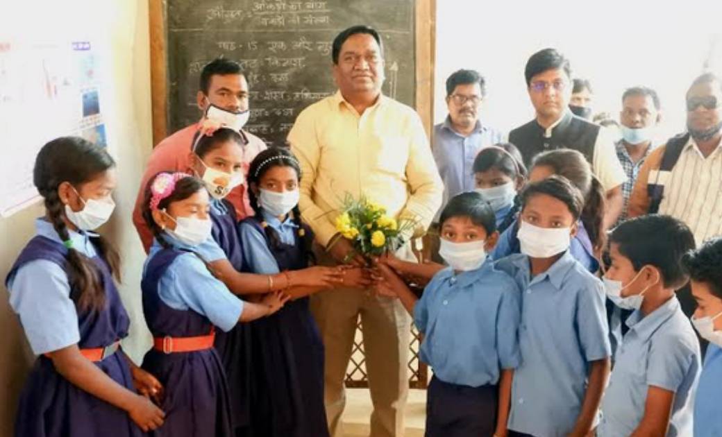 महासमुन्द : कलेक्टर सिंह ने स्कूली बच्चों से की स्नेह भरी बा... - CG Sandesh