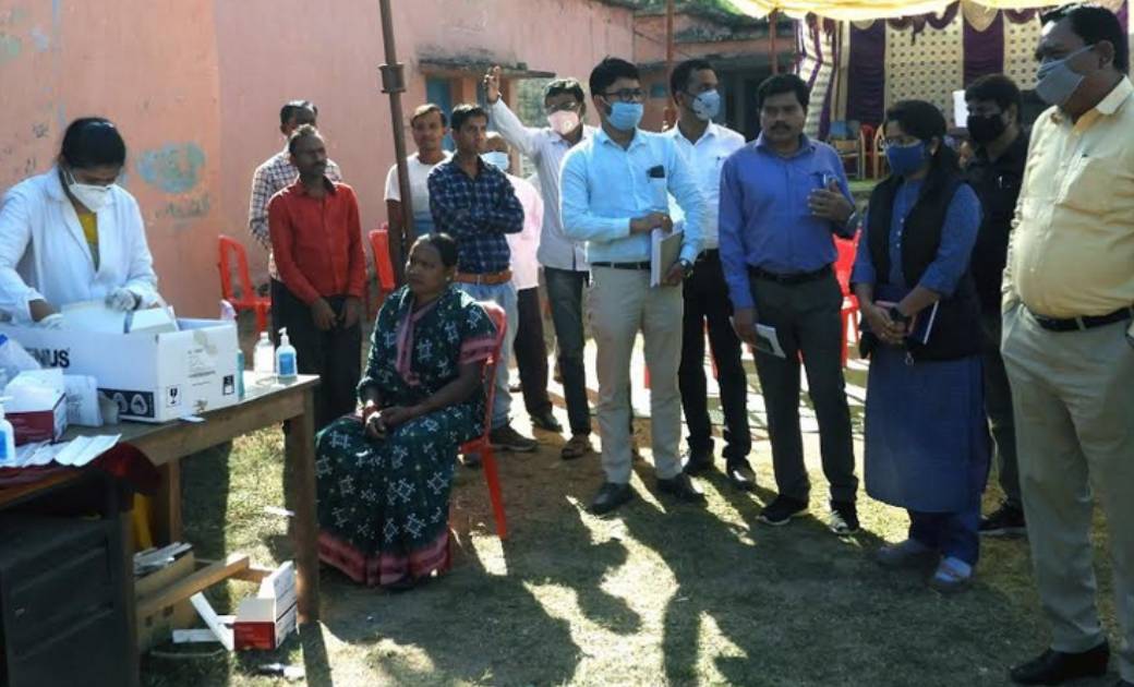 महासमुन्द : कलेक्टर ने ग्राम रसोड़ा में चल रहें कोविड टेस्ट क... - CG Sandesh