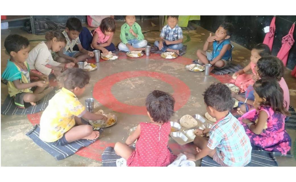 महासमुन्द : विशेष पिछड़ी जनजाति के कमार आदिवासी परिवार के बच्... - CG Sandesh