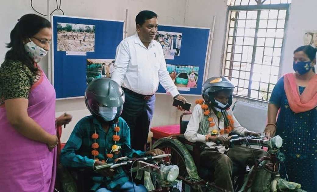 महासमुंद : कलेक्टर के हाथों दिव्यांग मन्नू और विनोद को मिली ... - CG Sandesh