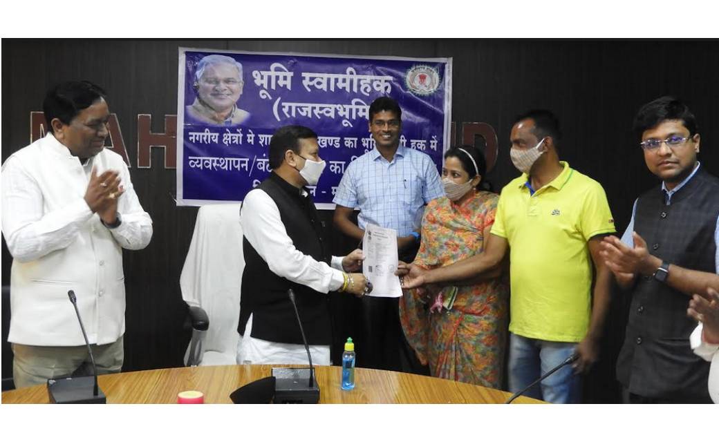  महासमुंद : महासमुन्द विधायक विनोद चन्द्राकर एवं कलेक्टर  डो... - CG Sandesh