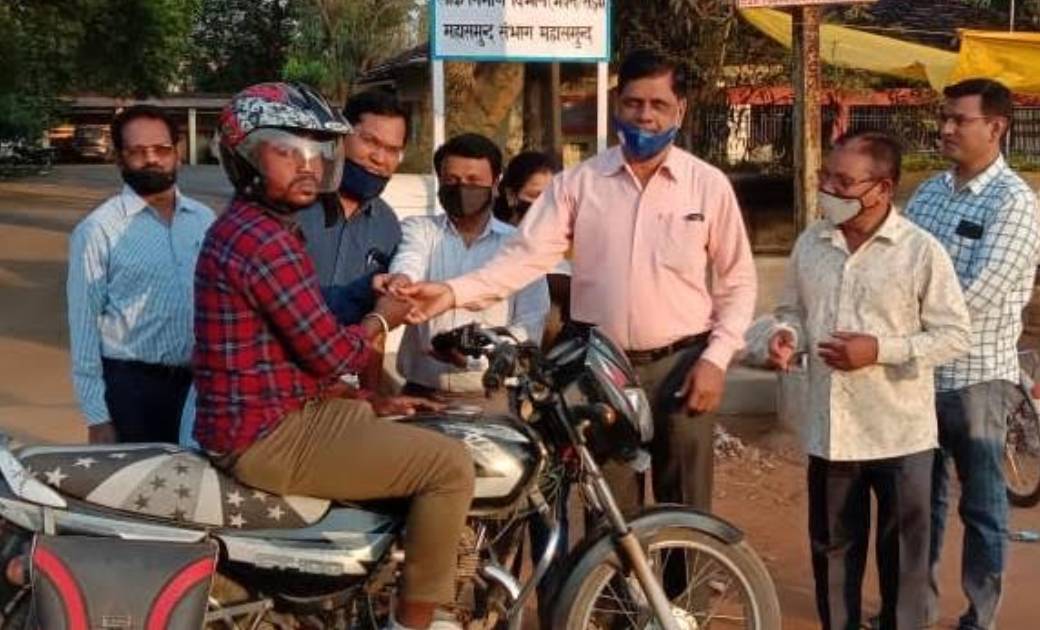 महासमुन्द : जिला प्रशासन के अधिकारी-कर्मचारियों ने हेल्मेट प... - CG Sandesh