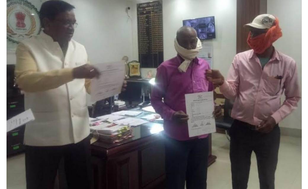 महासमुन्द : कलेक्टर डोमन सिंह ने 06 हितग्राहियों को सौंपा व्... - CG Sandesh