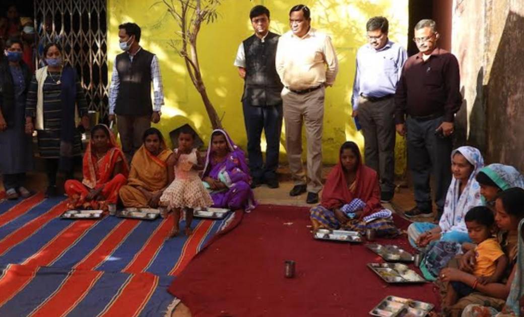 महासमुन्द : कलेक्टर ने आंगनबाड़ी केन्द्र पहुंचकर भोजन गुणवत्... - CG Sandesh