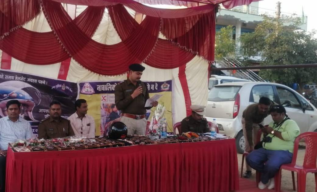 कोमाखान में सड़क सुरक्षा अंजोर रथ के तहत यातायात जागरूकता शिव... - CG Sandesh
