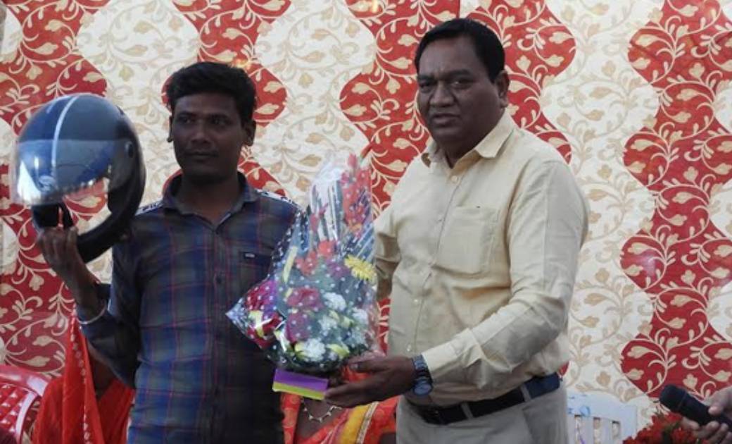 महासमुन्द : कलेक्टर ने कार्यक्रम में हेल्मेट पहननें वालों को... - CG Sandesh