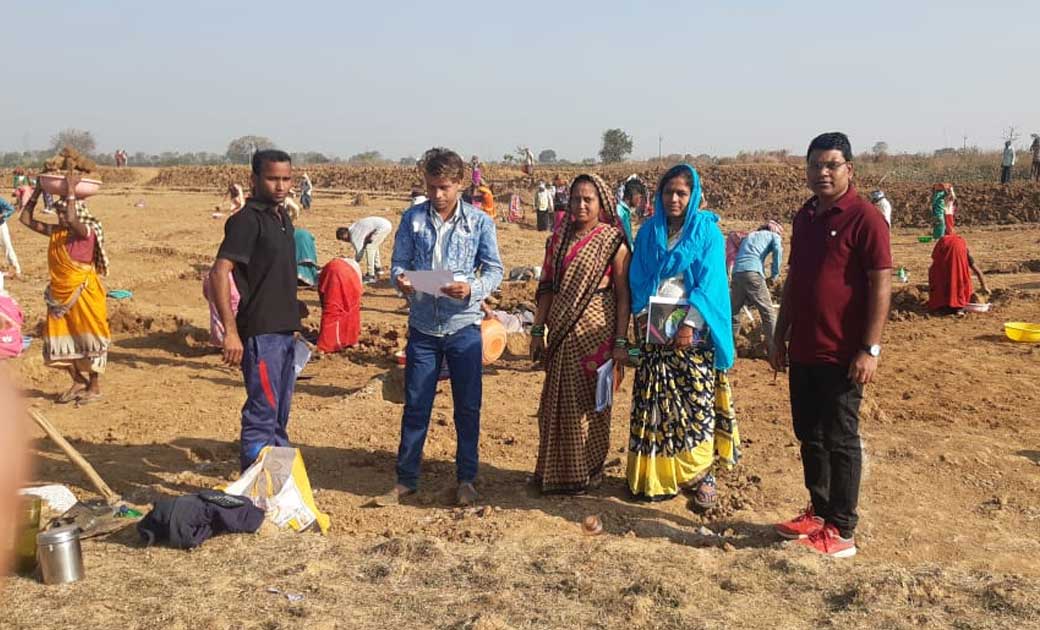 कोरोना काल में मनरेगा रोजगार गारंटी योजना के मजदूर को दिया ग... - CG Sandesh