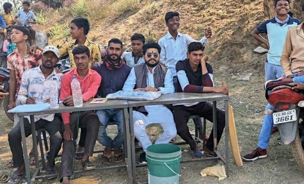 अछोली में आयोजित क्रिकेट प्रतियोगिता के मुकाबले में पहुंचे य... - CG Sandesh