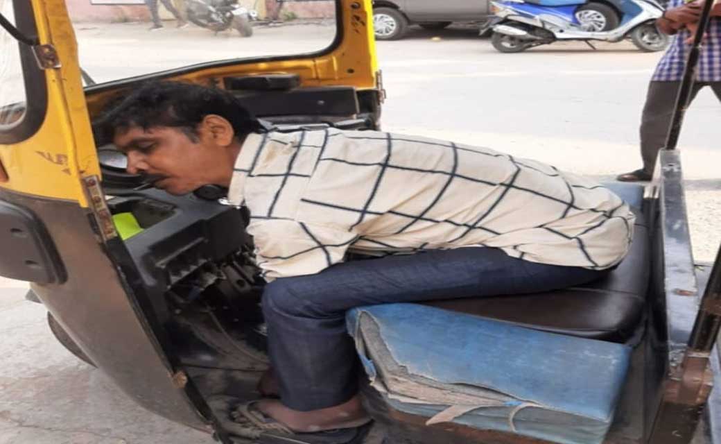 डॉक्टर के क्लिनिक के पास ऑटो में ड्राइवर की मिली लाश...शहर के बीचों बीच मिली लाश से मची अफरा-तफ़री...