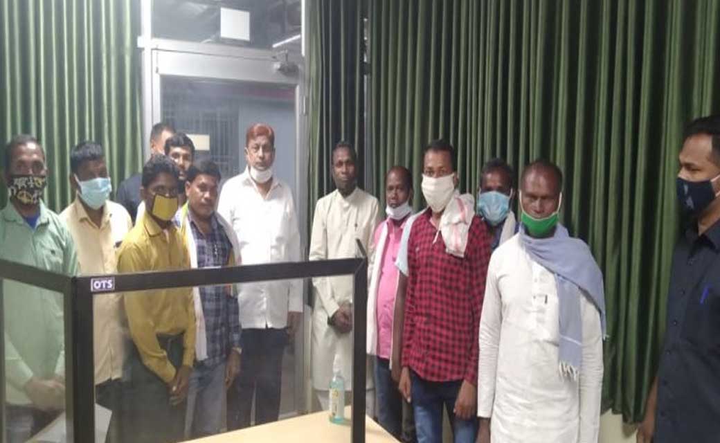 जिलाध्यक्ष गोपाल राम सिन्हा के नेतृत्च मे वनमंत्री मो. अकबर को मासिक मानदेय और नियमतिकरण हेतु दिया गया ज्ञापन...