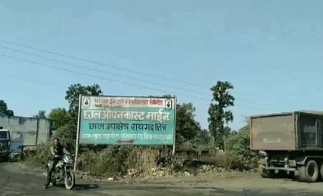 मुख्यमार्ग के किनारे अवैध गाड़ी एंट्री पॉइंट बना कर की जा रही अवैध वसूली...!