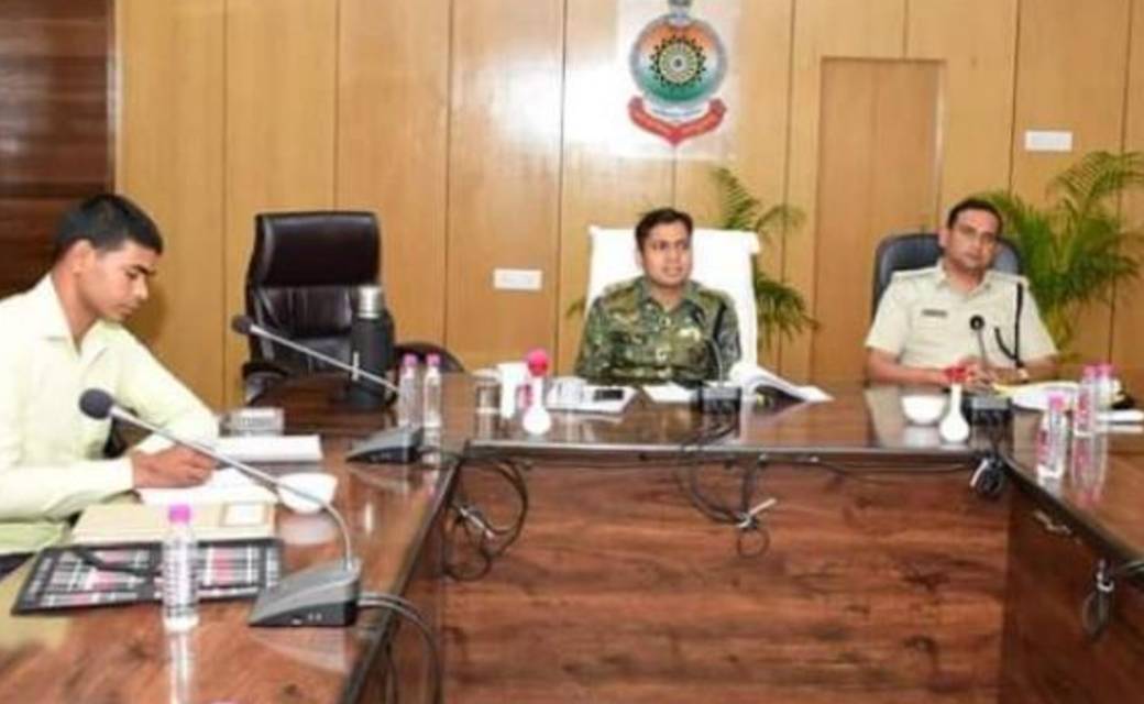 गरियाबंद पुलिस कप्तान द्वारा नक्सल प्रभावित क्षेत्र के थाना प्रभारियों एवं नक्सल सेल की बुलाई मीटिंग।