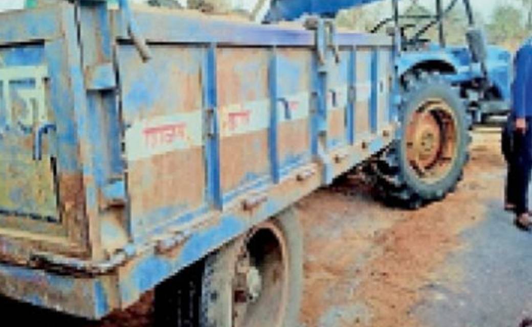 मनरेगा के तहत चल रहे कार्य में ट्रैक्टर की चपेट में आ जाने स... - CG Sandesh