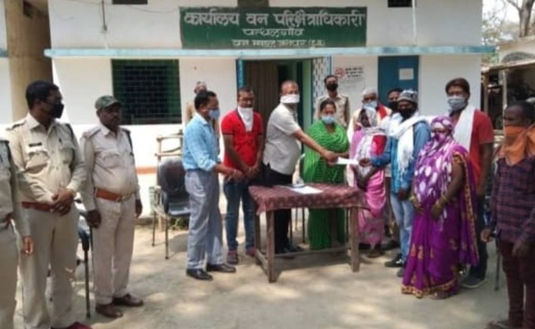 जंगली हाथी प्रभावित परिजनों को मुआवजे की राशि चेक का किया गय... - CG Sandesh
