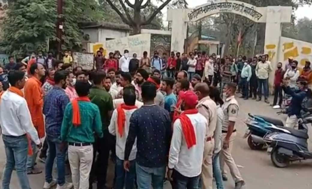 छात्रों को पी.एस.सी और प्रतियोगी परीक्षा सबंधित जानकारी देने पहुंचे ओपी चौधरी के कार्यक्रम में एनएसयूआई और एबीव्हीपी के कार्यकर्ताओं के बीच बरपा जमकर हंगामा....