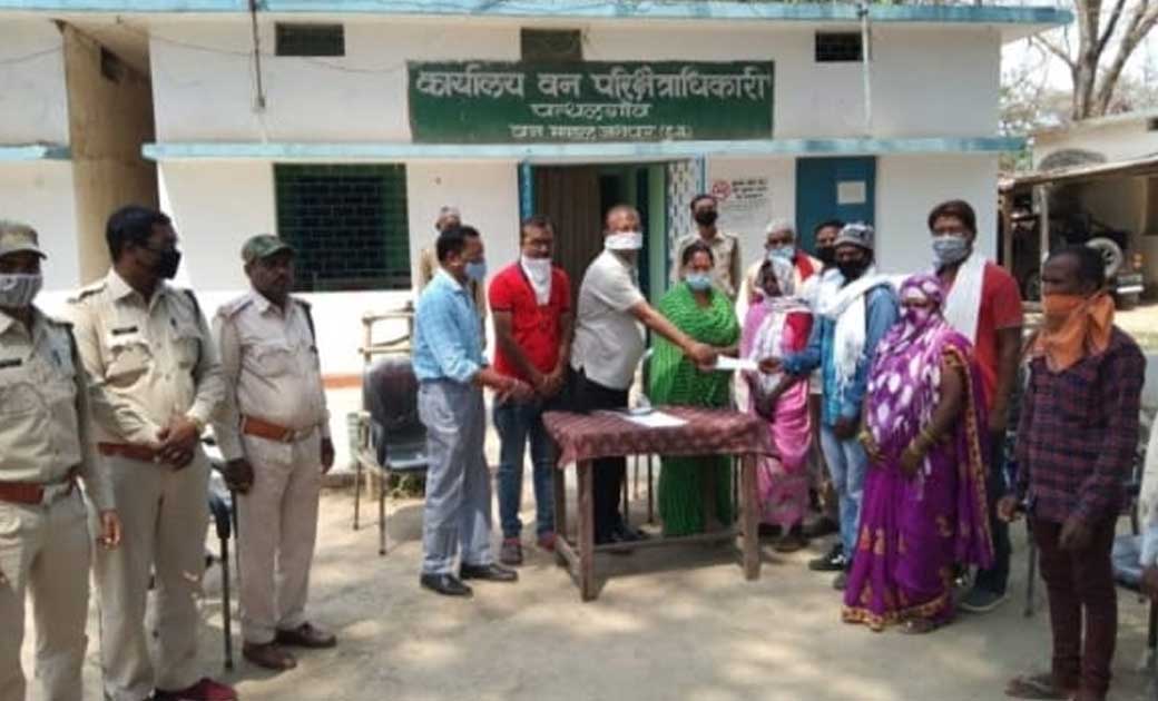 जंगली हाथी प्रभावित परिजनों को मुआवजे की राशि चेक का वितरण क... - CG Sandesh