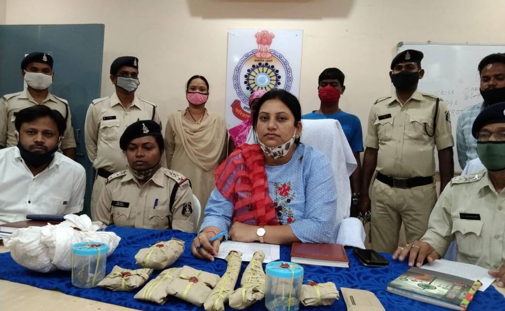 ग्राम खम्हारमुड़ा (खल्लारी) अंधे कत्ल का खुलासा।   मृतक की पत्नी ने अपने प्रेमी के साथ मिलकर दिया घटना को अंजाम।