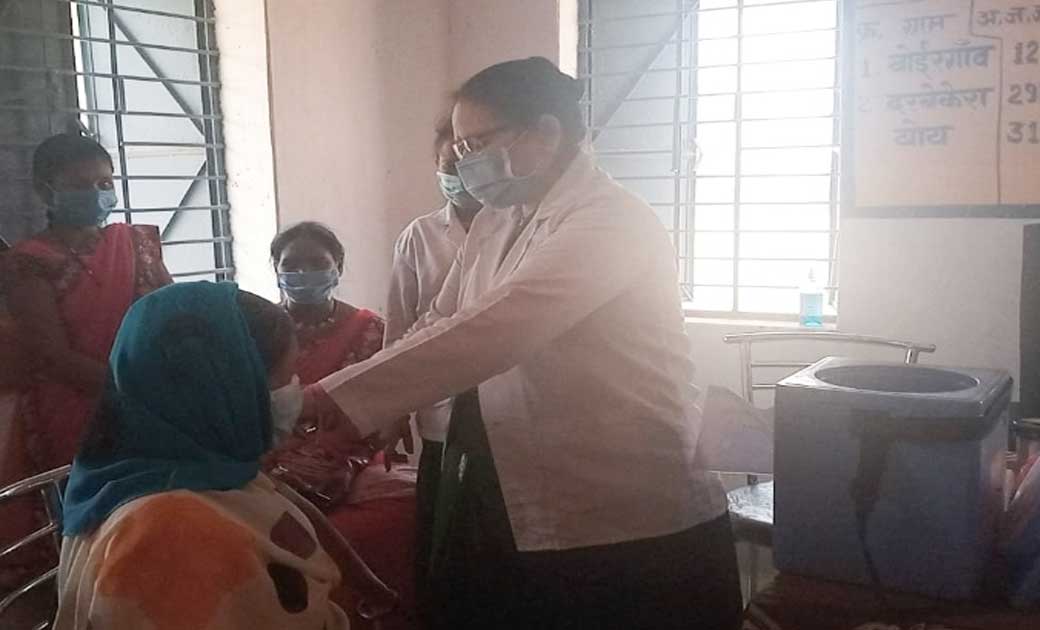 बागबाहरा : ग्राम कोमाखान बोइरगांव में कोरोना टीकाकरण सत्र का... - CG Sandesh