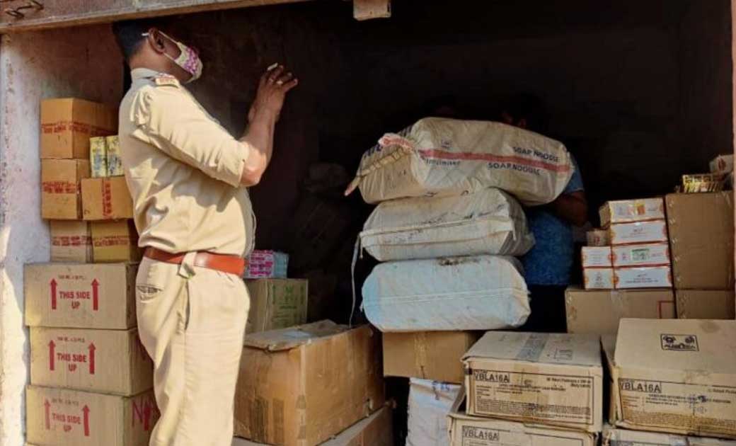 पुलिस की बड़ी कार्यवाही....ब्रांडेड कंपनी की नकली चाय पत्ती और कॉस्मेटिक क्रीम जब्त...