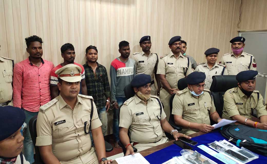 कैशियर पर हमला करने वाले “पेशेवर रविवादी गैंग” के 04 हमलावर गिरफ़्तार.....साथ मे एक रिवाल्वर, जिंदा कारतूस, खुखरी, तीन बाइक, मोबाइल व नकदी बरामद…. 