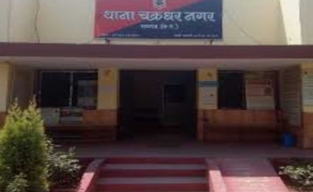  ट्रेलर सहित 6 लाख रुपये क़ीमती 45 टन आयरन गोली की चोरी....पुलिस ने मुंशी और ड्राइवर को किया गिरफ्तार..!