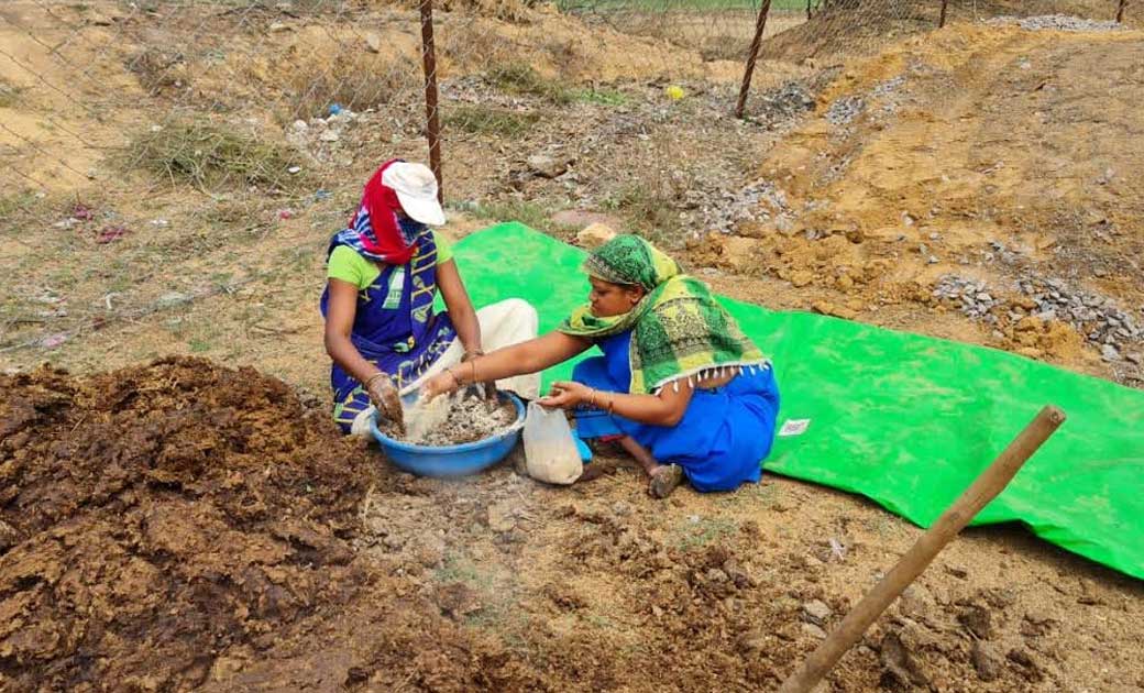 महासमुंद :  महिलायें गोबर भूसी नीम के पत्ती तथा द्रव्य मिलाक... - CG Sandesh