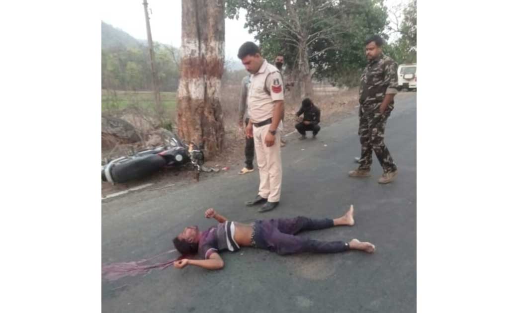 जशपुर : बाइक चालक ने सड़क किनारे पेड़ को ठोकर मारी, मौत. - CG Sandesh