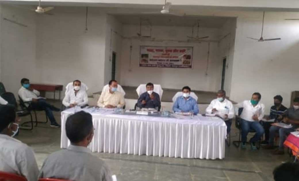 जशपुर कलेक्टर महादेव कावरे ने  ली  करारोपण अधिकारी, तकनीकी स... - CG Sandesh