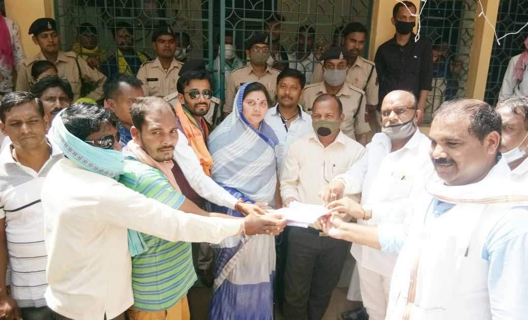वन भूमि की बेशकीमती लकड़िया काट बना रहे मुर्गी फार्म, ग्रामीण... - CG Sandesh