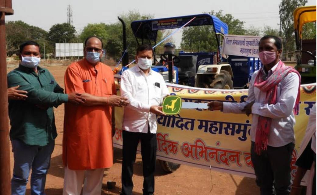 महासमुंद : संसदीय सचिव  विनोद चंद्राकर ने हितग्राहियों को कि... - CG Sandesh