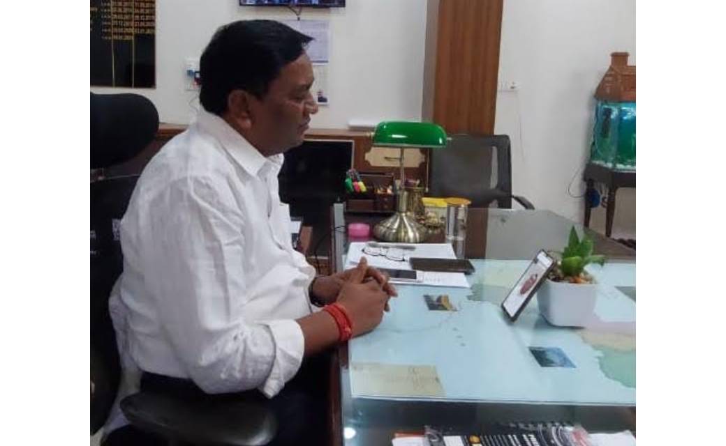 महासमुन्द : कलेक्टर ने मोबाईल वीडियों काॅलिंग के जरिए वनाधिक... - CG Sandesh