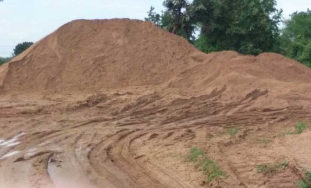 रेत तस्करों को माईनिंग विभाग का अभयदान..! कार्यवाही के अभाव में दिनदहाड़े रेत तस्करी की घटना को दिया जा रहा अंजाम ..