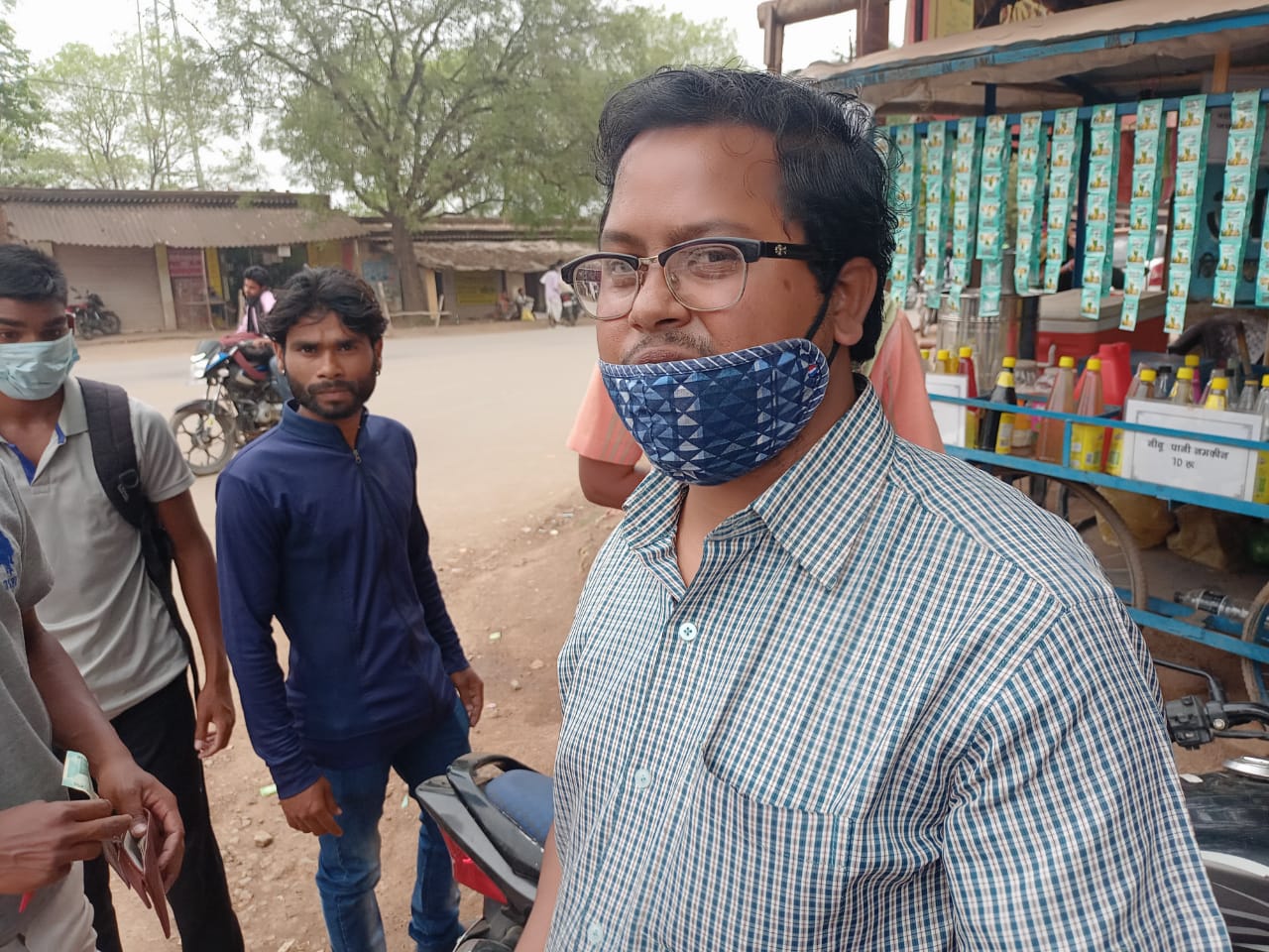 पुसौर में हो रहा मास्क के नाम पर अवैध वसूली..! बिना जुर्माने का कारण दर्शाये वसूला जा रहा प्रति व्यक्ति 100 रुपये..वसूलीकर्ता स्वयं नही कर रहे नियमों का पालन....देखें वीडियो