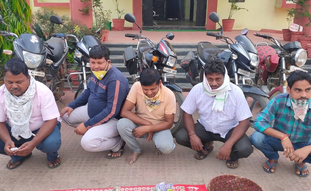 05 जुआडियान के कब्जे से नगदी रकम 51300 रूपये ,05 नग मोटरसाइकिल,04 नग मोबाइल भी जप्त