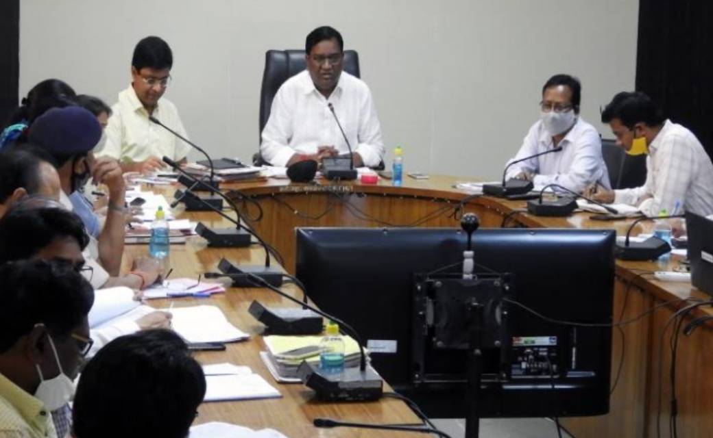 महासमुन्द : कलेक्टर ने जिला अधिकारियों की बैठक लेकर दिए आवश्... - CG Sandesh