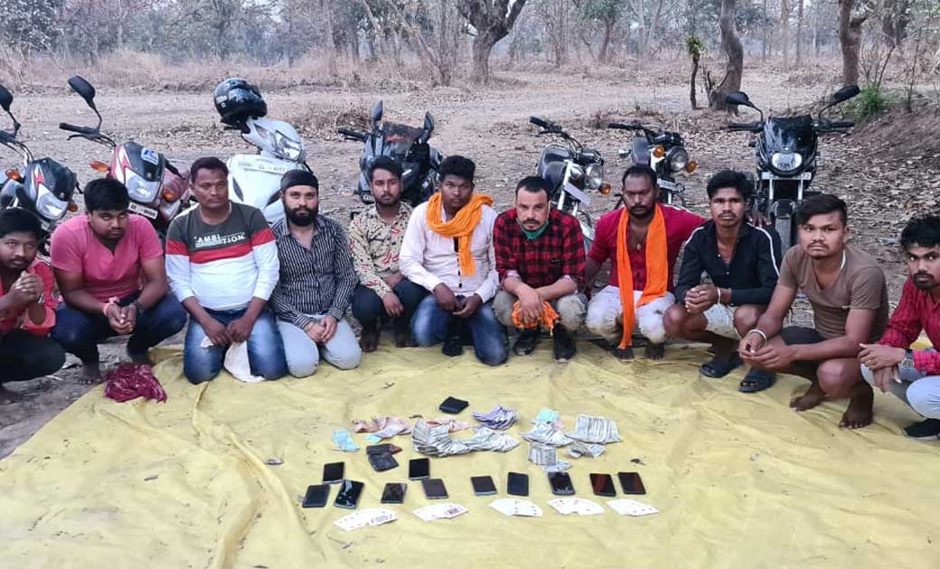 महासमुंद: जंगल में जुआ खेलते 11 जुआडियान पुलिस की गिरफ्त में