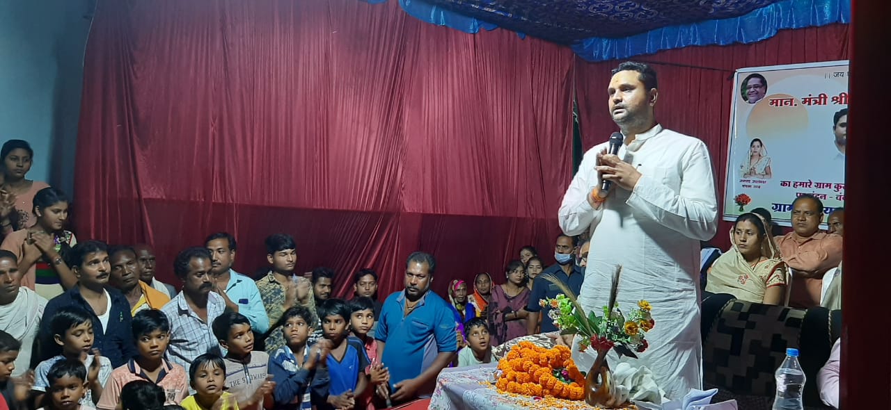 उच्च शिक्षा मंत्री उमेश पटेल  को तौला गया लड्डुओं से...