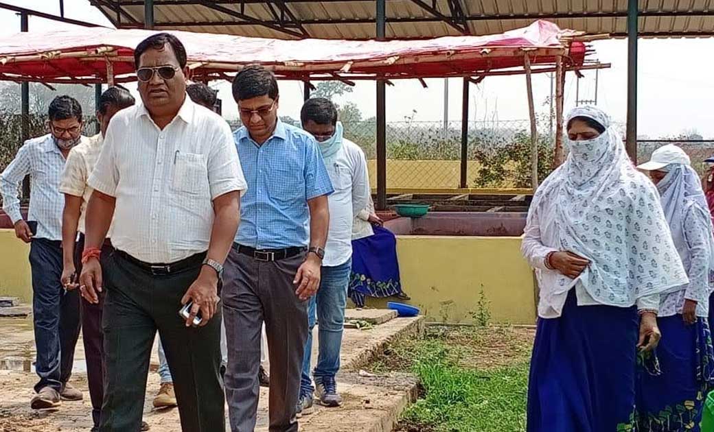 कलेवटर डोमन ने सहकारी समिति में वर्मी कम्पोस्ट ख़रीदने आए कि... - CG Sandesh