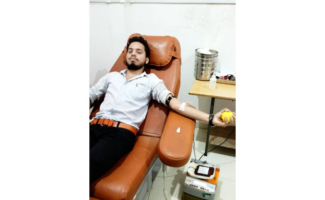 समाज सेवी जितेश जायसवाल ने किया गर्भवती महिला के लिए रक्तदान