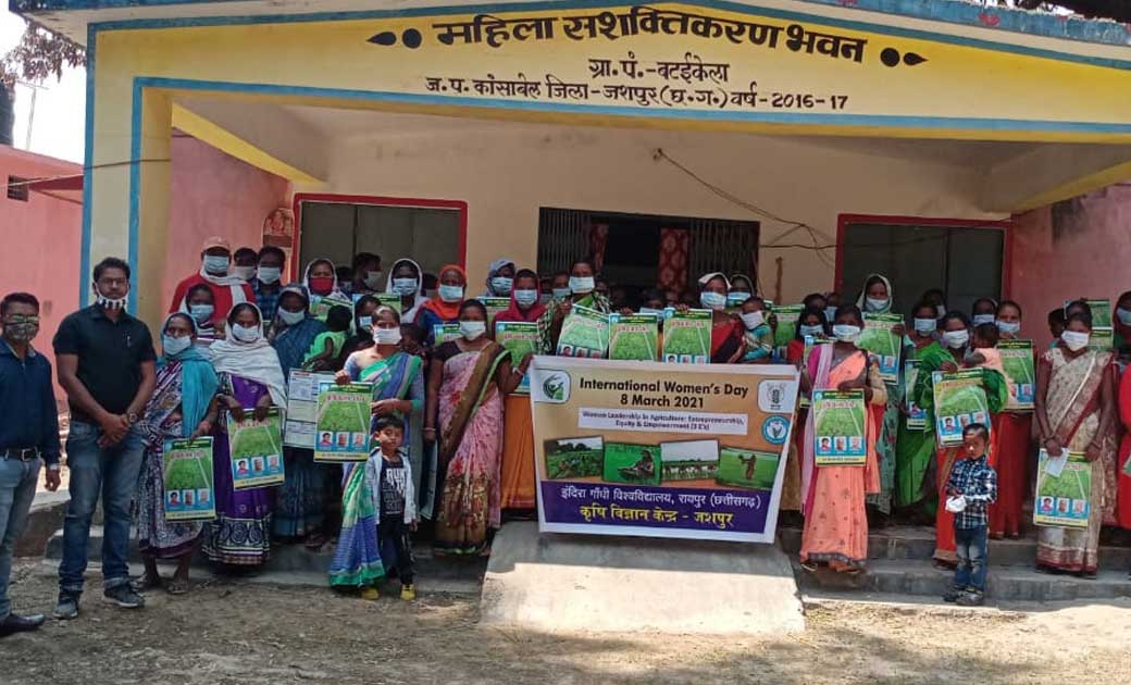 ग्राम बटईकेला में किया गया अन्तर्राष्ट्रीय महिला दिवस समारोह... - CG Sandesh