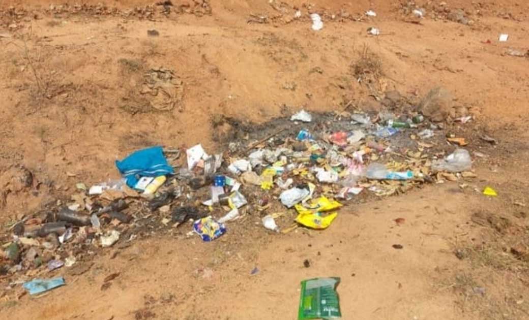 न्यायालय परिसर गली में पसरा कचड़ा, बिना साफ किए छोड़ कर चले जा... - CG Sandesh
