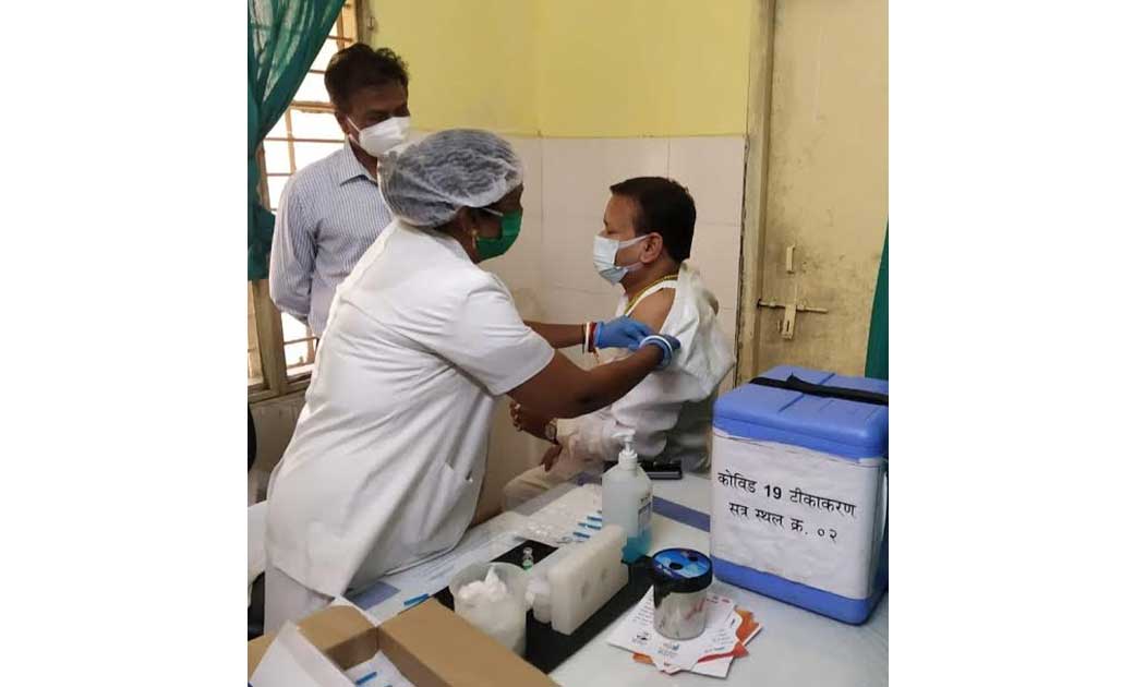 विधायक चंद्राकर ने कोरोना वैक्सीन का टीका लगवाया - CG Sandesh